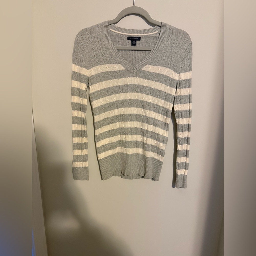 Tommy Hilfiger Women's V-Neck Sweater in Gray and White Y2K size medium